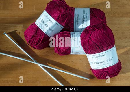 Balls of plant-based bamboo wool blend for home knitting. Banque D'Images