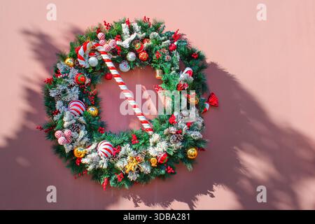 Couronne de Noël traditionnelle sur le mur - décoration de Noël Banque D'Images