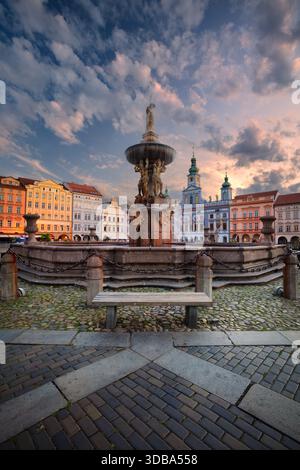 Ceske Budejovice, République tchèque. Image du paysage urbain du centre-ville de Ceske Budejovice, République tchèque avec la place Premysl Otakar II et la fontaine Samson à su Banque D'Images