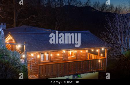 Maison en bois éclairée pour les vacances de Noël Banque D'Images