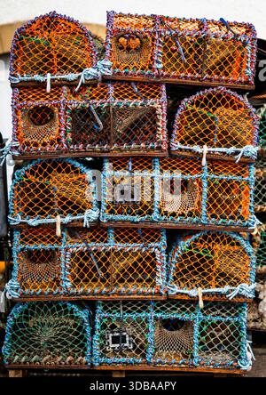 Pile de nasses colorées utilisées pour la pêche au homard et au crabe sur la côte de Fife, en Écosse Banque D'Images