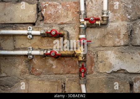 raccord de canalisation d'eau avec raccords et vannes Banque D'Images