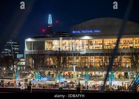 The Southbank avec Royal Festival Hall, éclairé la nuit, Londres, Angleterre, Royaume-Uni Banque D'Images