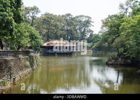 Ville impériale Hue Vietnam, lac serein avec pavillon traditionnel et arbres luxuriants Banque D'Images