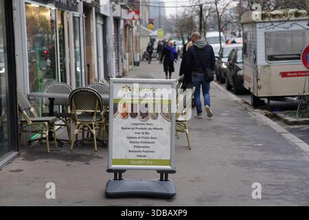 Panneau de café de rue et sièges en plein air sur un trottoir dans un quartier résidentiel de Nantes, France.Nantes, France Banque D'Images