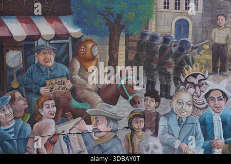 Street art mural inspiré par El Xolo et Royal de luxe, représentant des contes culturels à Nantes, France.Nantes, France Banque D'Images