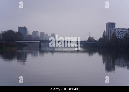 Vue sur la Loire avec un pont et des bâtiments modernes reflétés dans l'eau calme à Nantes, France.Nantes, France Banque D'Images