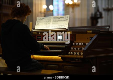 Organiste pratiquant sur un orgue d'église à l'intérieur d'une cathédrale à Nantes, France.Nantes, France Banque D'Images