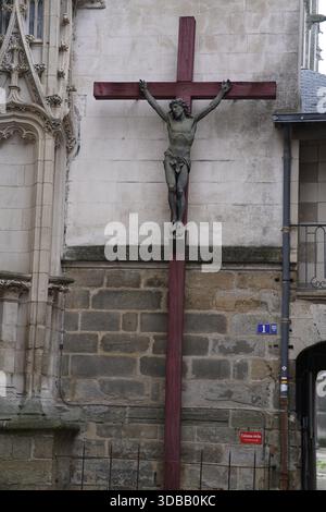 Crucifix extérieur monté sur un mur d'église à Nantes, France, montrant le patrimoine religieux et l'architecture historique.Nantes, France Banque D'Images