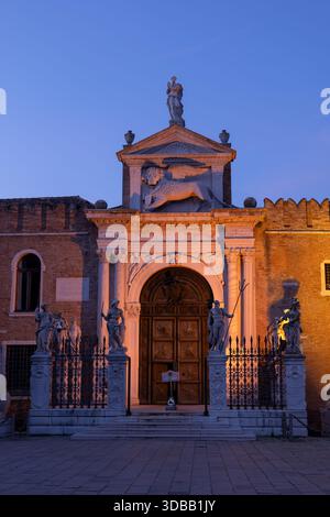 L'Arsenal vénitien (italien : Arsenale di Venezia) Porta Magna porte la nuit dans la ville de Venise, Italie. Banque D'Images