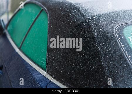 Toit décapotable Cabrio gelé par temps froid hivernal Banque D'Images