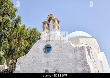 Un dôme d'église blanc dans la ville de Mykonos, Cyclades, Grèce. Banque D'Images