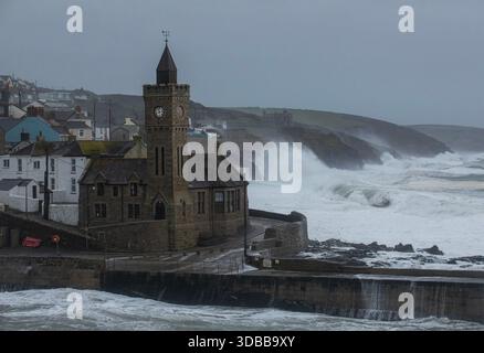 La tempête Bram s'écrase sur Porthleven Banque D'Images