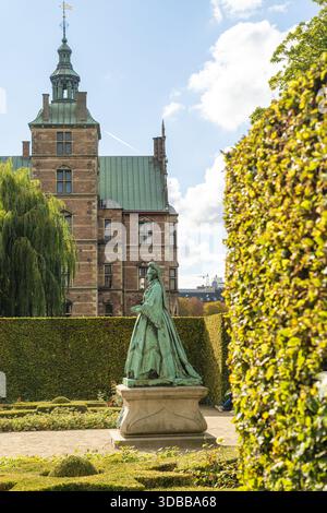 Vue de la reine Caroline Amalie par Vilhelm Bissen statue d'une figure royale se tient au premier plan, avec la brique vieillie du château de Rosenborg, Copenhague, Ros Banque D'Images