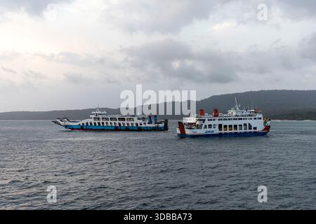Ferries publics traversant un détroit entre Bali et l'île de Java en Indonésie, lieu où de nombreux accidents se sont produits, traversées en soirée, touristes Banque D'Images