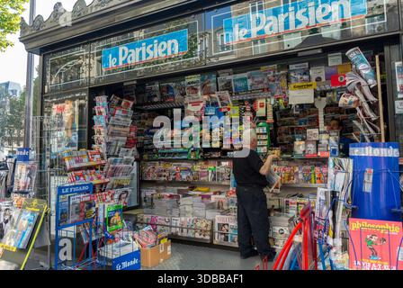 Paris, France, homme achetant au kiosque de journaux français sur la rue, Afficher magazines et journaux, kiosque à journaux parisien Banque D'Images