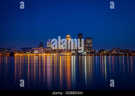 La ligne d'horizon de Louisville, Kentucky la nuit avec de belles lumières et reflets Banque D'Images