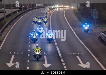 Epping, Essex, Royaume-Uni. 15 décembre 2025. PC Mathew Parker, officier motocycliste de l’unité de police de Chigwell Roads, est décédé mercredi 19 novembre sur l’A12 alors qu’il répondait à une urgence. Son cortège funéraire s'est arrêté à l'unité de circulation Chigwell de la police de l'Essex pour être rejoint par une grande escorte de policiers et d'autres services d'urgence ainsi que des clubs de motos. PC Parker était un passionné de moto et un membre du club. Le cortège se dirige vers le nord sur la M11 en direction du crématorium près de Harlow Banque D'Images
