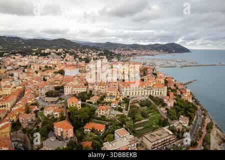 Vue aérienne des toits en terre cuite descendant vers la mer Azur, bordée par l'architecture élégante d'Imperia, Ligurie, Italie. Banque D'Images