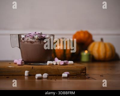 Crème fouettée et guimauves sur une boisson chaude au chocolat Banque D'Images