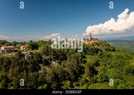 Vue aérienne de la ville perchée, avec son architecture ancienne se prélasser sous le ciel lumineux, entouré de forêts verdoyantes, Groznjan, comté d'Istrie, C. Banque D'Images
