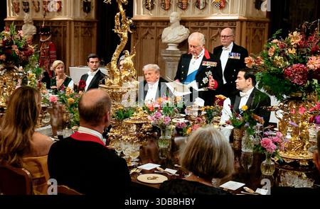 Banquet d'État 17/09/2025 Château de Windsor, Roi Charles III debout prononçant un discours avec le président américain Trump assis, avec Marco Rubio secrétaire d'État et Prince William au premier plan St Georges Hall Château de Windsor Berkshire Royaume-Uni Banque D'Images