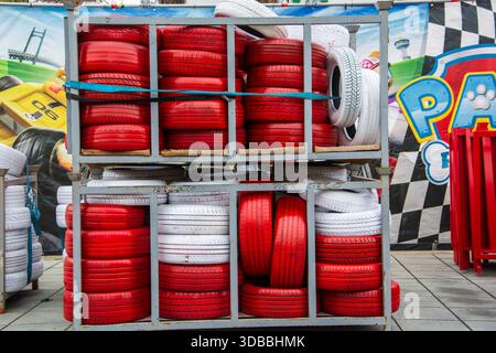Pneus peints colorés dans une attraction de foire Banque D'Images