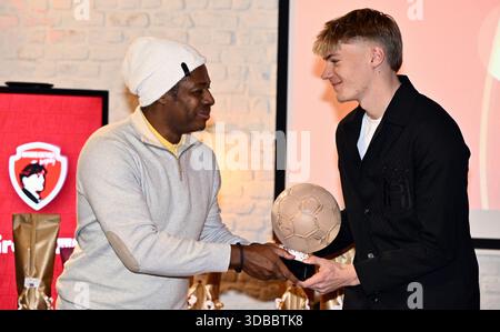 Grimbergen, Belgique. 15 décembre 2025. L'ancien joueur Emile Mpenza et Nathan de Cat d'Anderlecht photographiés lors d'une cérémonie pour le 'Raymond Goethals Trophy' et le 'Dominique D'Onofrio Prize', lundi 15 décembre 2025, à Grimbergen. Le trophée Raymond Goethals est réservé aux coachs belges, actifs en Belgique ou à l’étranger. Le Prix Dominique D'Onofrio est réservé aux débutants de la Jupiler Pro League et âgés de moins de 20 ans. BELGA PHOTO ERIC LALMAND crédit : Belga News Agency/Alamy Live News Banque D'Images