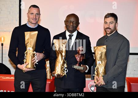 Grimbergen, Belgique. 15 décembre 2025. Ancien entraîneur du Club Nicky Hayen, père de Vincent Kompany Pierre et unidentifeid avec trophée pour Pocognoli monégasque photographié lors d'une cérémonie pour le 'Raymond Goethals Trophy' et le 'Dominique D'Onofrio Prize', lundi 15 décembre 2025, à Grimbergen. Le trophée Raymond Goethals est réservé aux coachs belges, actifs en Belgique ou à l’étranger. Le Prix Dominique D'Onofrio est réservé aux débutants de la Jupiler Pro League et âgés de moins de 20 ans. BELGA PHOTO ERIC LALMAND crédit : Belga News Agency/Alamy Live News Banque D'Images