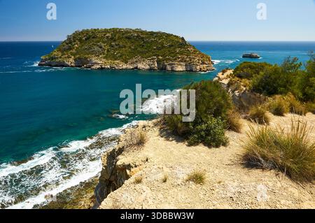 Isla del Portitxol île et vagues se brisant sur le rivage du point de vue Mirador del Portichol (Jávea, Marina Alta, Alicante, mer Méditerranée, Espagne) Banque D'Images
