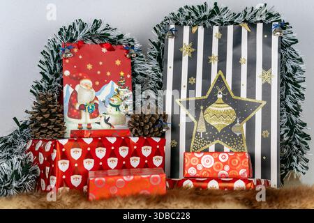 Une image d'une sélection de cadeaux de Noël dans une sélection d'emballages festifs et de guirlandes Banque D'Images
