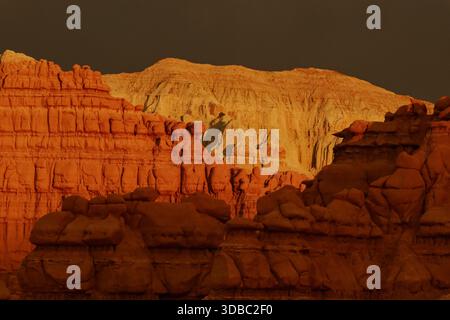 Coucher de soleil sur les formations rocheuses dans un paysage désertique de l'Utah avec le ciel clair Banque D'Images