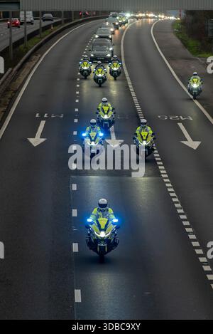 Cortège funéraire de la police d'Essex pour PC Mathew Parker sur l'autoroute M11 en direction du crématorium. Outtriders de moto menant corbillard et convoi Banque D'Images