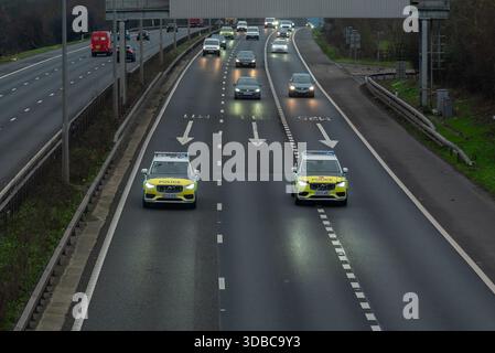 Cortège funéraire de la police d'Essex pour PC Mathew Parker sur l'autoroute M11 en direction du crématorium. Deux voitures de police agissant comme un barrage routier roulant Banque D'Images