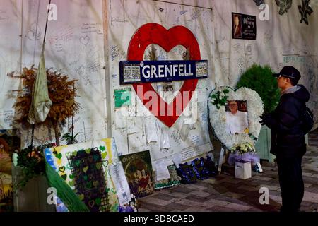 Le dernier mémorial de Grenfell où Grenfell reste une structure car il doit être démoli en juin 2026. Banque D'Images