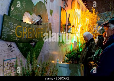 Le dernier mémorial de Grenfell où Grenfell reste une structure car il doit être démoli en juin 2026. Banque D'Images