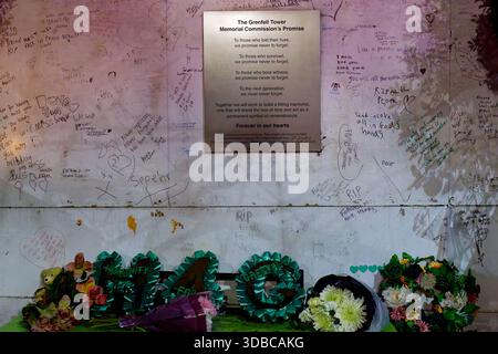 Le dernier mémorial de Grenfell où Grenfell reste une structure car il doit être démoli en juin 2026. Banque D'Images