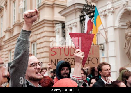 Des étudiants manifestants brandissent des triangles rouges et scandent des slogans lors d'une manifestation pro-palestinienne près de l'Université de Varsovie. Banque D'Images
