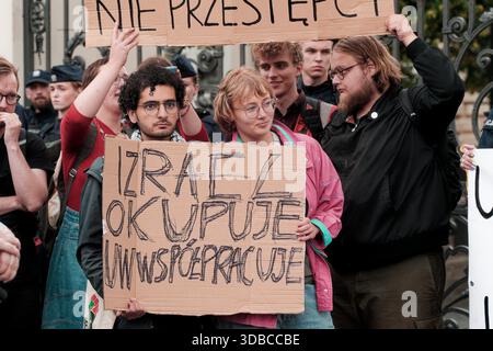 Des étudiants tiennent des pancartes s'opposant à la collaboration de l'Université de Varsovie avec des entreprises israéliennes lors d'une manifestation pro-palestinienne près de l'Université de Varsovie. Banque D'Images