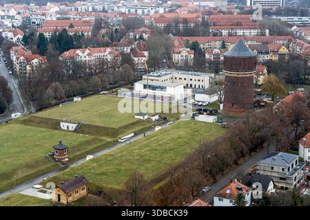 Vue sur un château d'eau historique dans un cadre urbain avec des espaces verts et des maisons résidentielles, vu du Völkerschlachtdenkmal vers th Banque D'Images