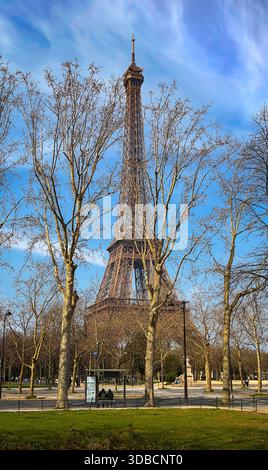Paris, France, 25 mars 2025, vue d'une scène urbaine près de la Tour Eiffel Banque D'Images