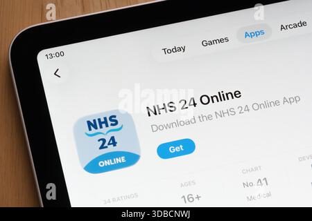 Application médicale mobile NHS 24 Online présentée sur l'interface de l'App Store. Stafford, Royaume-Uni, 15 décembre 2025 Banque D'Images