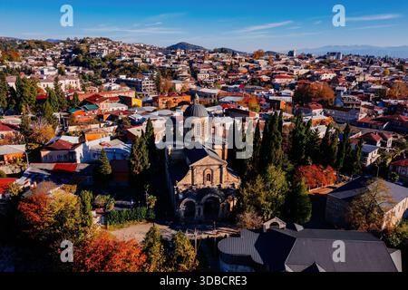 Ville de Kutaisi, vue aérienne, temple de la Sainte Annonciation. Banque D'Images