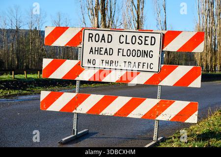 Panneau de signalisation de route fermée avertissant d'inondation à l'avant de la circulation interdite sur la route rurale Banque D'Images