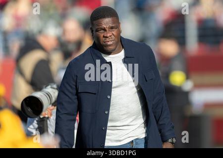14 décembre 2025 ; Santa Clara, Californie, États-Unis; les 49ers retraités de San Francisco qui courent en arrière Frank Gore marche sur la touche pendant le deuxième quart-temps contre les Titans du Tennessee au Levi’s Stadium. Crédit obligatoire : Stan Szeto-image du sport Banque D'Images