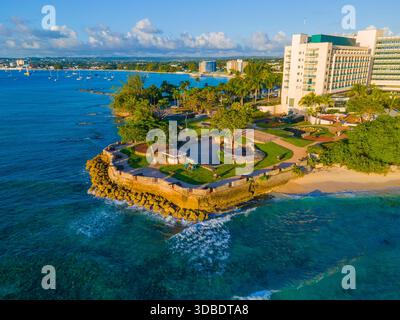 Charles Fort vue aérienne au coucher du soleil à Needham's point dans la ville historique de Bridgetown, Saint Michael, Barbade. Bridgetown historique et sa garnison est Banque D'Images