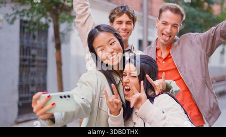 Amis prenant selfie embrassant la jeunesse diversifiée et l'inclusion Banque D'Images