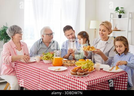 Repas sain ensemble à la maison, grande famille de trois générations profitant de la pause déjeuner, souper à la maison Banque D'Images