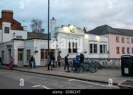 Le pub Anchor à Cambridge, Royaume-Uni, avec des vélos garés à l'extérieur par un jour nuageux Banque D'Images
