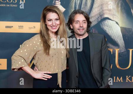 Mara BERGMANN, Moderatorin, mit Ehemann Alexander HOFFMANN, Roter Teppich, Red Carpet Show, Ankunft, arrivée, Filmpremiere DER MEDICUS 2 am 15.12.2025 im Cinedom-Kino in Koeln, *** Mara BERGMANN, présentatrice, avec mari Alexander HOFFMANN, tapis rouge, spectacle de tapis rouge, arrivée, film premiere DER MEDICUS 2 le 15 12 2025 au cinéma Cinedom à Cologne, Banque D'Images